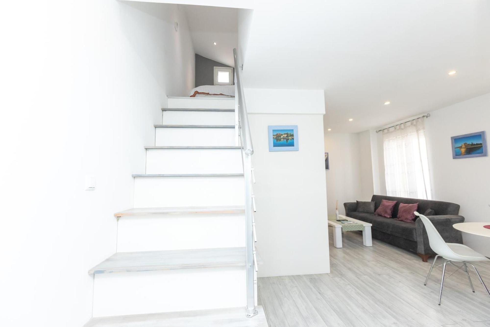 Alpha Loft 1br In Center Apartment *