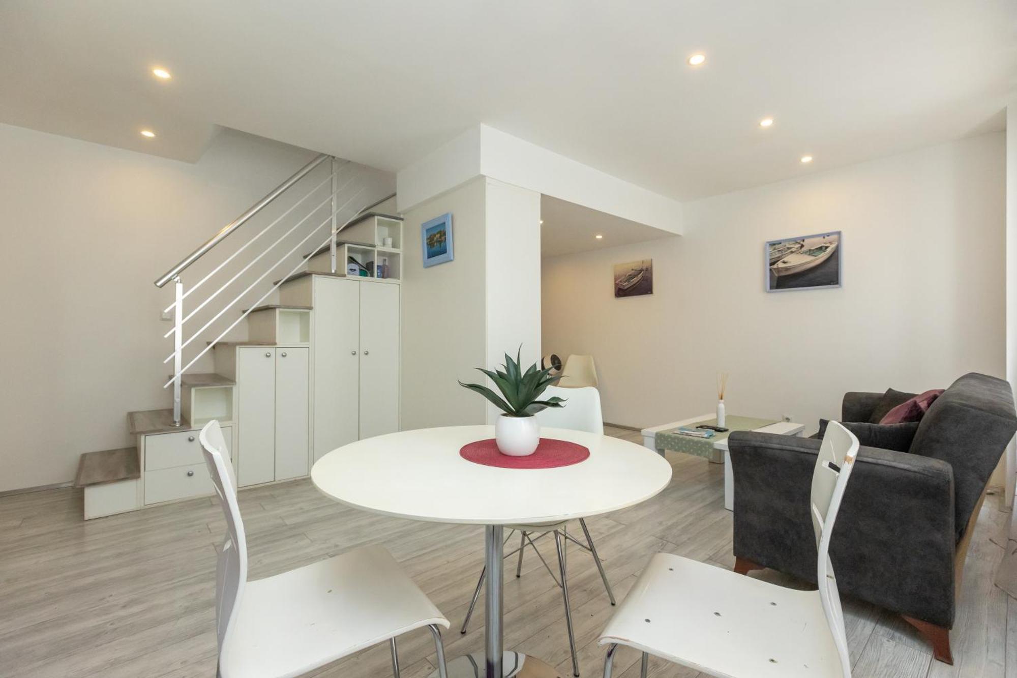 Apartma Alpha Loft 1br In Center